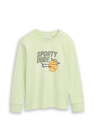 Jasnozielona koszulka z długim rękawem z napisem "SPORTY DUDE" i pomarańczową grafiką koszykówki z przodu.