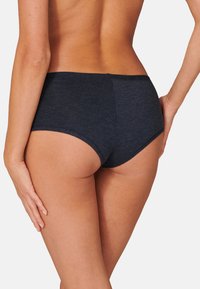 Slip hipster in cotone grigio scuro con texture liscia, vita regolabile e cuciture minime, caratterizzato da un taglio classico per il massimo comfort.
