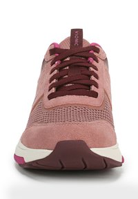 Roze suede en mesh sneaker met bordeauxrode accenten, textuur bovenwerk, gevoerde kraag en witte tussenzool, voorzien van roze veters en logo details.