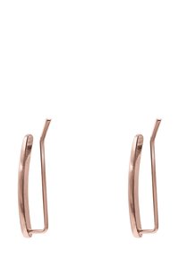 Un paio di orecchini minimalisti in metallo rosa oro con una barra verticale curvata e un gancio sottile e piegato per orecchie forate.