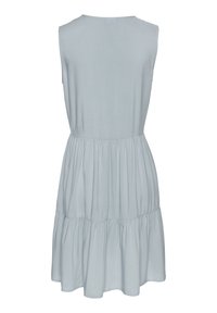 Světle modré bezrukávové šaty s kulatým výstřihem, sukni se stupňovitými volánky a jemnou hladkou tkaninou. Žádné viditelné kovové prvky ani vzory.