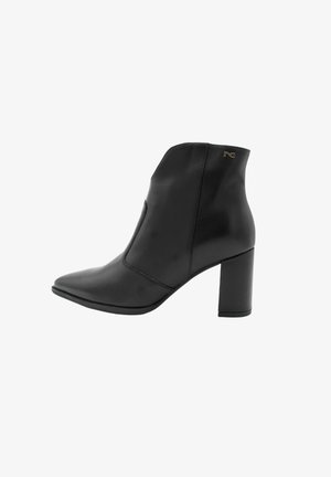 Bottines en cuir noir avec un bout pointu et un talon bloc haut. Présente un minimum de couture et un détail de découpe sur le côté. Accent en logo doré.