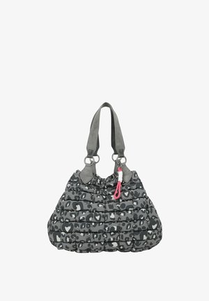 Bolso acolchado gris con un patrón de corazones y estampado de leopardo, material duradero, dos asas y un clip de acento en rosa.