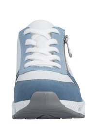 Baskets bleu clair et blanc avec une empeigne texturée, des lacets blancs, une fermeture éclair latérale et une semelle en caoutchouc grise.