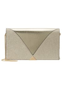 Metaliczna złota kopertówka o fakturowanym wykończeniu, ze stożkowym akcentem u dołu i łańcuszkowym paskiem dla wszechstronności.
