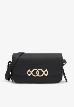 Bolso bandolera negro con acabado texturizado, correa para el hombro, cierre de solapa y adorno dorado de eslabones entrelazados.