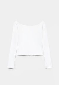 Crop top blanc à manches longues avec un large col. Fabriqué en tissu léger, il présente une texture douce et des coutures minimales.