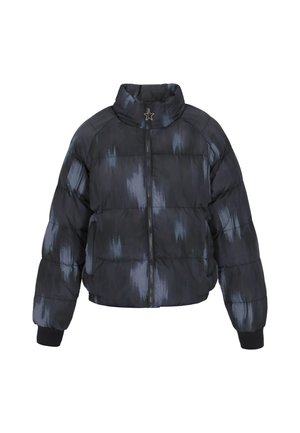 Jachetă puffer neagră cu un finisaj lucios, având un detaliu în formă de stea pe fermoar, guler înalt și un model tie-dye în nuanțe de albastru închis.