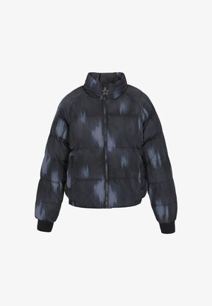 Fekete puffjacket fényes felülettel, csillag részlet a cipzáron, magas gallérral és sötétkék árnyalatú batikolt mintával.