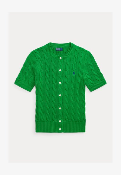 Zeleno kratko-sleeve kardigan iz pletenine z vzorcem kablov. Ima okroglo ovratnico, zapiranje na pet gumbov ter rebraste manšete in rob.
