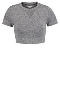 Grå cropped t-shirt med korte ærmer, med et tekstureret design og mesh-detaljer ved halsudskæringen. Materialet virker blødt og åndbart.