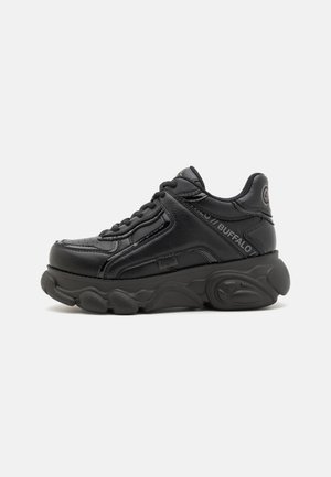 Schwarzer Ledersneaker mit dicker Gummisohle, abgerundetem Zeh und auffälliger Schnürung. Verfügt über strukturierte Einsätze und Logo-Akzente an der Seite.