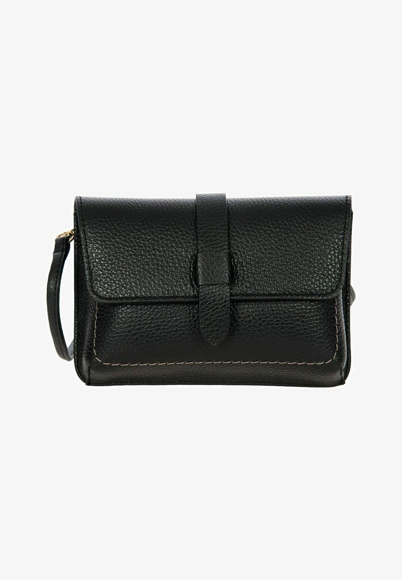 Borsa in pelle nera con una finitura texturizzata, chiusura a patta e una tracolla corta. Presenta cuciture in contrasto lungo i bordi. Design compatto.