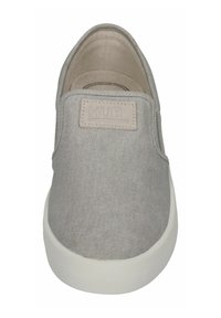 Lichtgrijze canvas instap schoen met een ronde neus, witte rubberen zool en een getextureerd label met de tekst "HUB" aan de bovenkant.