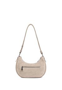 Borsa in camoscio beige con forma curva, tracolla regolabile e tasca frontale con zip. Dettagli in metallo color argento. Texture liscia.