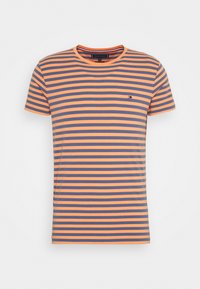 Pasiasty t-shirt z krótkim rękawem w kolorze pomarańczowym i granatowym. Posiada okrągły dekolt i małe logo na klatce piersiowej. Wykonana z miękkiego materiału bawełnianego.