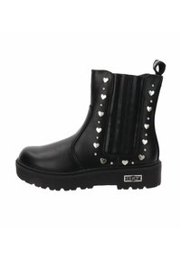 Botín negro con acabado de piel suave, tachuelas plateadas en forma de corazón, inserciones elásticas verticales negras y suela gruesa.