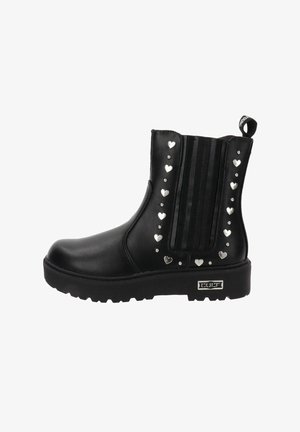 Botín negro con acabado de piel suave, tachuelas plateadas en forma de corazón, inserciones elásticas verticales negras y suela gruesa.