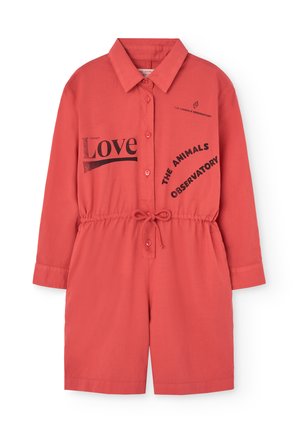 Röd kortärmad jumpsuit med knäppning framtill, dragsko i midjan och tryckt text: "Always Love" och "THE ANIMALS OBSERVATORY."