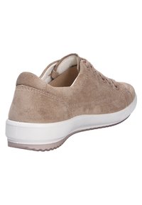 Braune Wildlederrunningschuhe mit weißer Gummisohle, runder Schuhspitze, Schnürdesign und einer strukturierten Oberseite für Grip und Komfort.