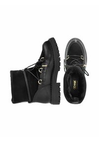 Czarne botki wykonane ze skóry i zamszu, z metalowymi złotymi przelotkami, wiązane na sznurowadła, z teksturowaną gumową podeszwą.