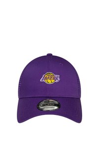 Cappello da baseball viola con forma strutturata, caratterizzato da un logo ricamato giallo e bianco dei Los Angeles Lakers sulla parte frontale.