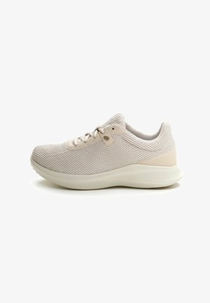 Beige sportief schoen met een gestructureerde gebreide bovenkant, lichte schuimzool, ronde neus en vetersluiting. Gladde accent op de hiel.