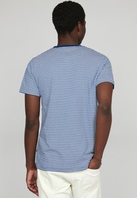 Blau-weiß gestreiftes Kurzarm-T-Shirt mit Rundhalsausschnitt, aus Baumwolle gefertigt, mit glatter Textur und lässigem Schnitt.