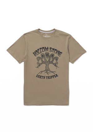 Beige Baumwoll-T-Shirt mit kurzen Ärmeln, das schwarze Grafikdesigns eines Baumes mit Schlangenköpfen und den Text "VOLCOM STONE EARTH TRIPPER" zeigt.