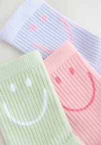 Drei Paare von gerippten Socken in Pastellfarben: helllila, sanftrosa und mintgrün, jeweils mit einem lächelnden Gesichtdesign in kontrastierender Stickerei.