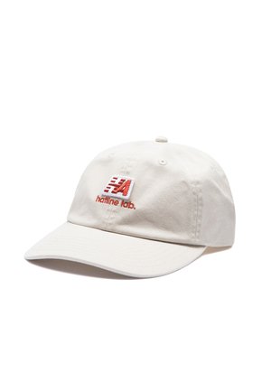 Casquette de baseball écrue à visière courbée avec un patch logo rouge et blanc et le texte "hatline lab." au centre avant.