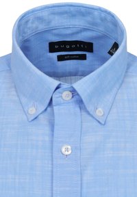 Hellblaues, weiches Baumwollhemd mit klassischem Button-Down-Kragen. Verfügt über eine subtile Textur und weiße Knöpfe auf der Vorderseite und dem Kragen.