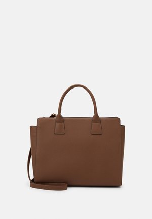 Sac à main en cuir marron avec deux petites poignées, une longue bandoulière, et une forme rectangulaire structurée sur un fond uni.