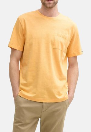 T-shirt jaune à manches courtes avec une poche avant, fabriqué en tissu doux et texturé, doté d'une coupe décontractée et d'un col arrondi.