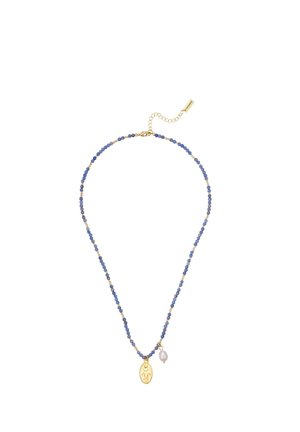 Ketting met kleine blauwe kralen, gouden tussenstukken, een gouden ovaal hangertje met een figuur en een wit parelhangertje dat dicht bij de sluiting hangt.