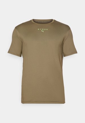 T-shirt oliva a maniche corte con scollatura rotonda e logo "HYROX" di colore verde chiaro sul petto. Tessuto liscio, vestibilità atletica.