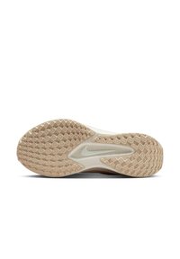Suela de zapato deportivo, de goma color marrón claro con un patrón texturizado, que presenta un destacado logo en forma de swoosh y un elemento de diseño liso.