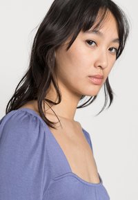 Even&Odd SHIRRING DETAIL LONG SLEEVE CROP WITH GATHER - Camisola de manga comprida - blue