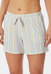 Randiga shorts i ljusblått, beige och vitt; tillverkade av mjukt tyg. Dragsko i midjan med en rosett och avslappnad passform.