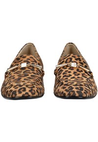 Mocassini con stampa leopardata realizzati in morbido suede, con un accento hardware in tonalità oro sulla parte superiore e un design a punta.