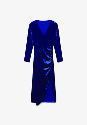 Robe portefeuille en velours bleu avec un décolleté en V profond, des manches longues, un devant drapé et une fente sur le côté. Texture douce et finition lisse.