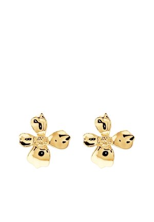 Boucles d'oreilles en métal ton or en forme de fleurs à quatre pétales avec des centres texturés, brillantes et réfléchissantes, présentées sur un fond blanc.