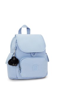 Mochila azul claro fabricada en tejido duradero, que cuenta con un compartimento principal, un bolsillo frontal con cremallera y un llavero de pelo como accesorio.