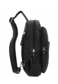 Bolso de cuero negro con acabado texturizado, que cuenta con tres compartimentos con cremallera, correa ajustable y detalles en hardware plateado.