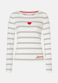 Weißes Langarmhemd mit schwarzen horizontalen Streifen, das ein rot gesticktes Herz in der Mitte und rote Nähte als Akzente aufweist.