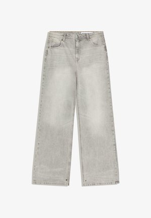 Grå denim jeans med brede ben har en falmet finish, fem lommer og metalhardware. Stoffet har en blød tekstur med en ren kant.