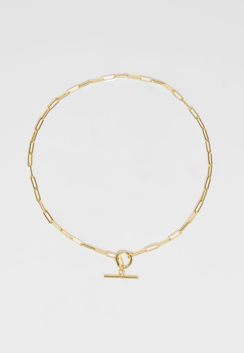 Zlatý retiazkový náhrdelník s predĺženými obdĺžnikovými článkami, okrúhlym uzáverom a horizontálnym kolíkovým uzatvorením. Hladký, kovový povrch.