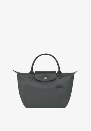 Grau nylon Tasche mit Ledergriffen und Klappe. Verfügt über einen Druckverschluss und ein dezentes Logo auf einer Seite. Grüne Akzentetiketten am Reißverschluss.
