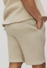 Dobber TOM STRUCTURE - Shorts - beige