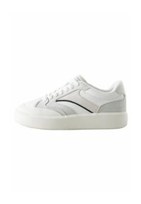 Sneakers bianchi con tomaia in pelle liscia, dettagli in suede e suola in gomma. Presentano un design a bassa cima e una striscia nera a contrasto sul lato.